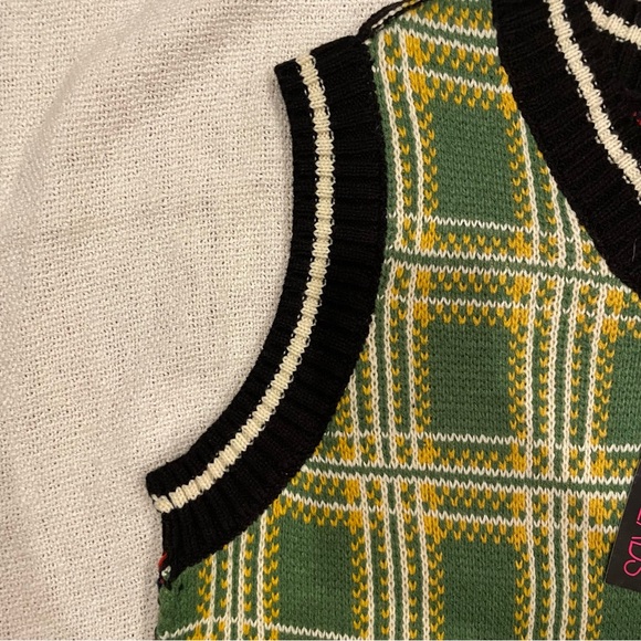 Trendy Threads Vest - Picture 7 of 7